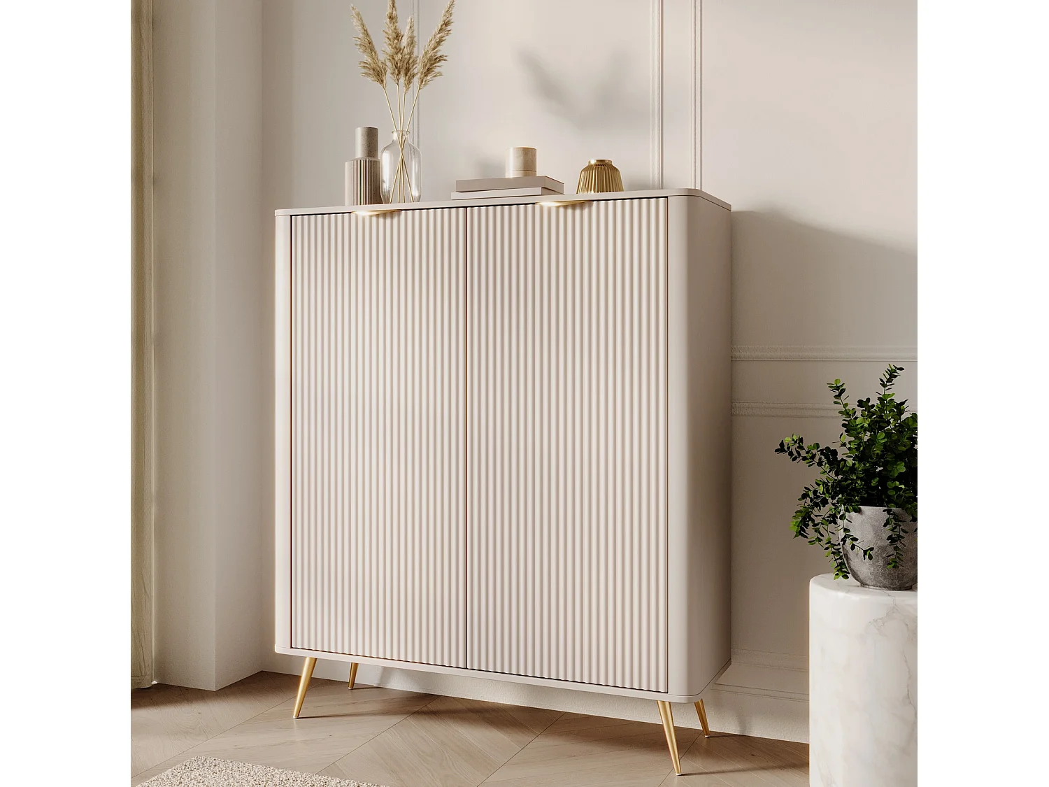 Commode Haute Flore avec Façades Cannelées et Pieds en Métal Doré - Beige et Or