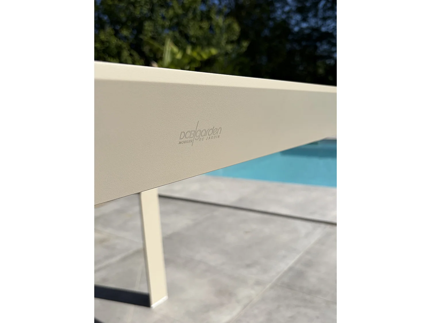 Table de jardin en alu plateau polywood  aspect bois - Grège - TONGA