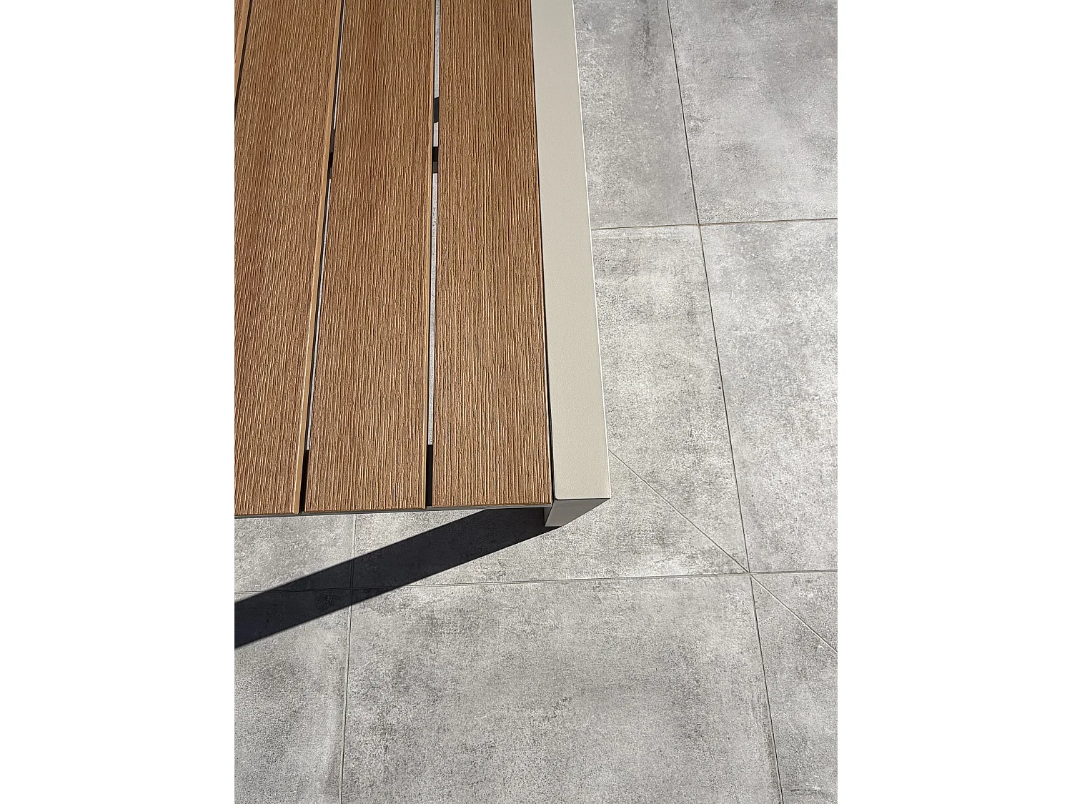 Table de jardin en alu plateau polywood  aspect bois - Grège - TONGA