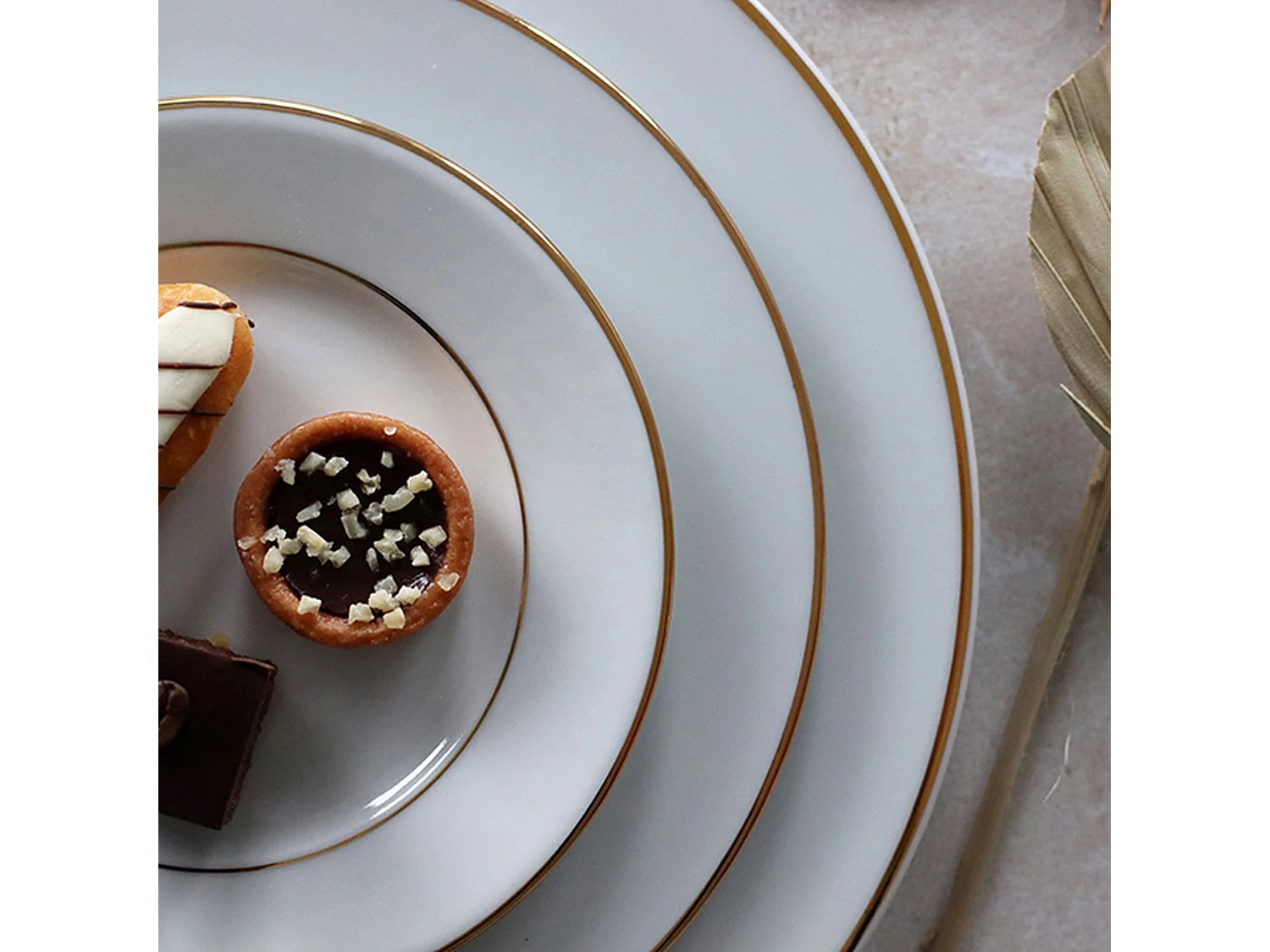 Novastyl - Lot 6 Assiettes à Dessert Classic Filet Or 20.5cm En Porcelaine Blanche