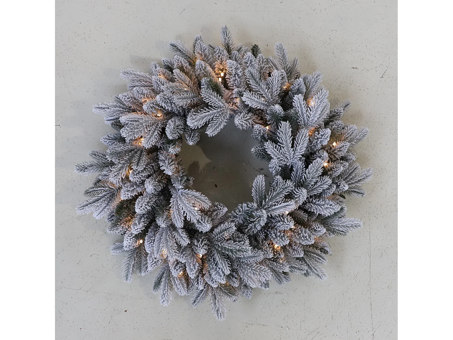 60cm Premium Mixed branch prelit Snow Flocked Christmas Wreath - with timer