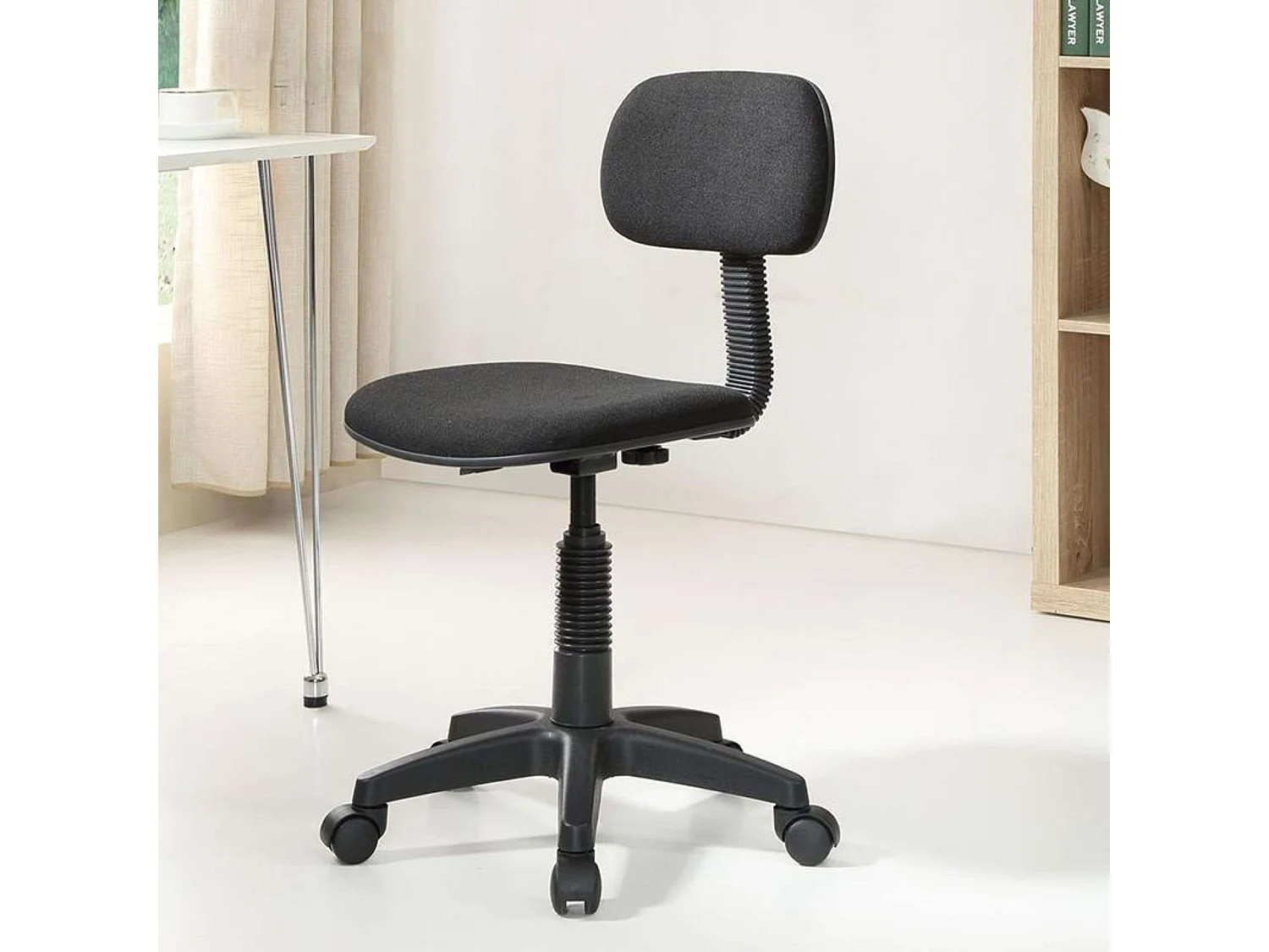 Chaise d'étude pivotante noire Blacy, hauteur réglable, pour chambre de jeunes