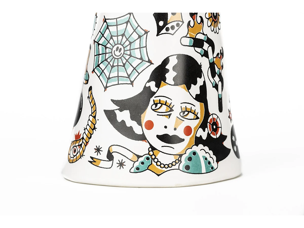Vase design main levée tatouée - Matters