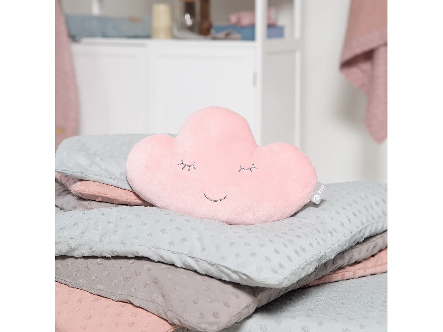Coussin Câlin Nuage Roba Style en Rose/Mauve - Peluche Douce et Coussin Décoratif pour Enfants