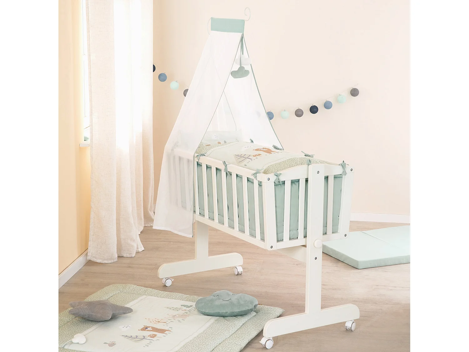 Ensemble berceau pour bébé Roba Woodland Buddies avec berceau, matelas, literie et baldaquin