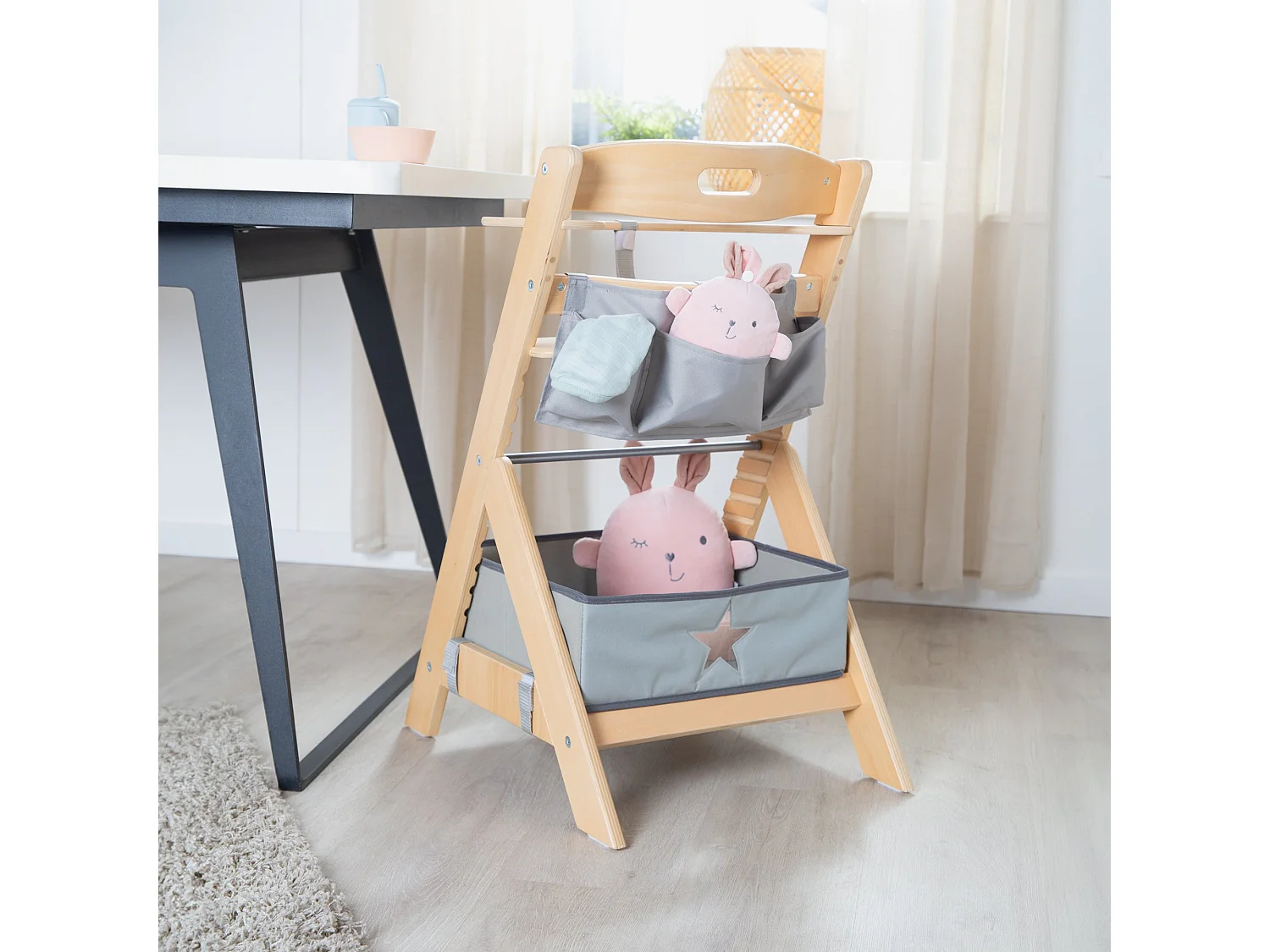 Silla alta para bebé roba Liv Up con altura ajustable, madera certificada FSC y set organizador