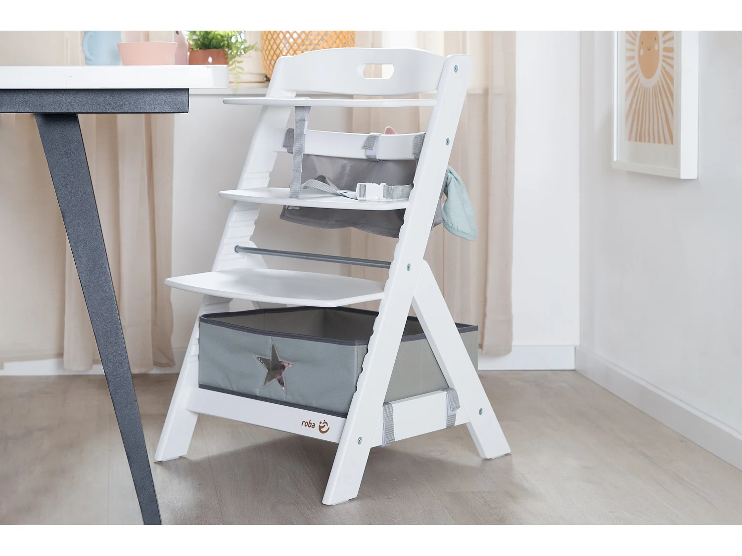 Silla alta para bebé Roba Liv Up con altura ajustable, madera sostenible y altos estándares de seguridad