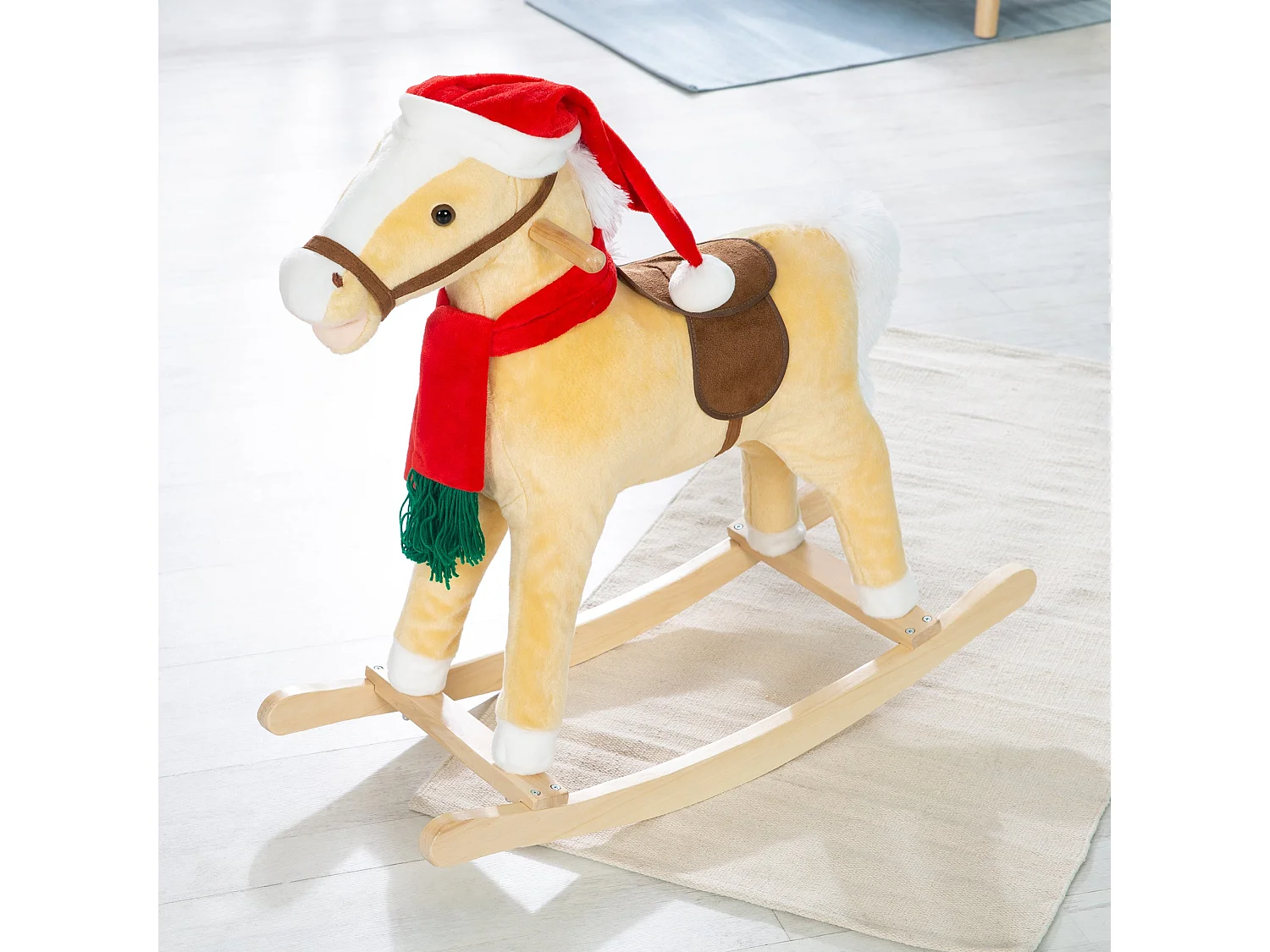 Schaukelpferd mit Weihnachtsmütze