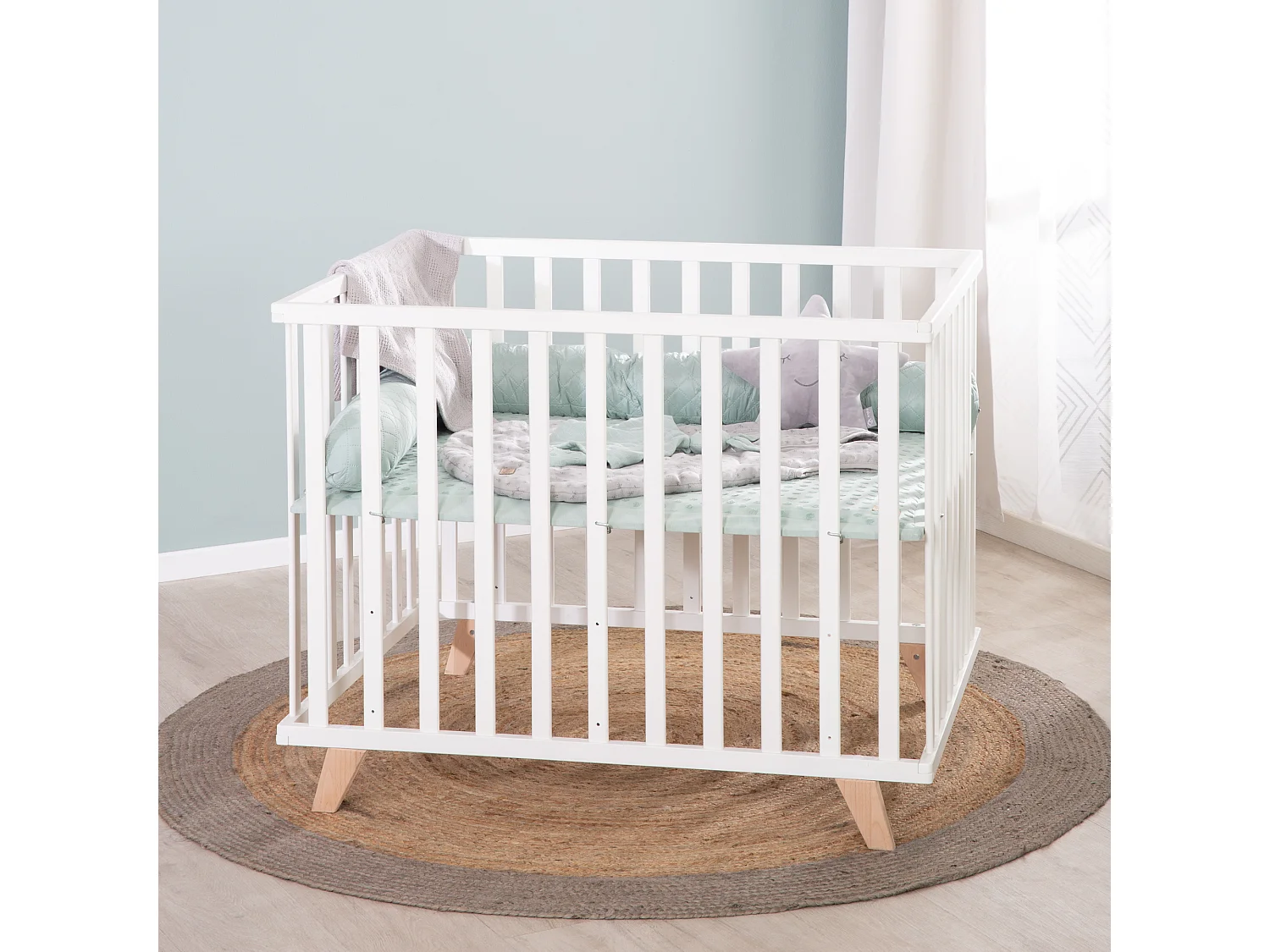 Parque de juegos de 4 lados Roba con inserto Lil Planet, haya blanca bio, sostenible, apto para bebés, resistente, 75x100 cm