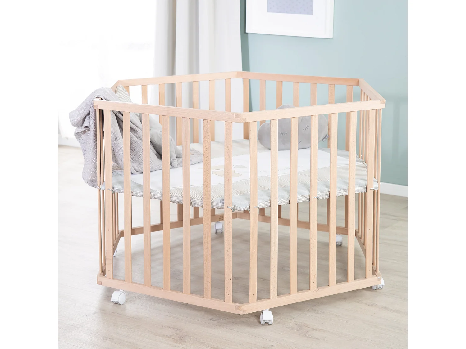 Parque de juegos de madera de 6 lados con inserción textil diseño Liebhabär - Ajustable en altura, certificado de seguridad
