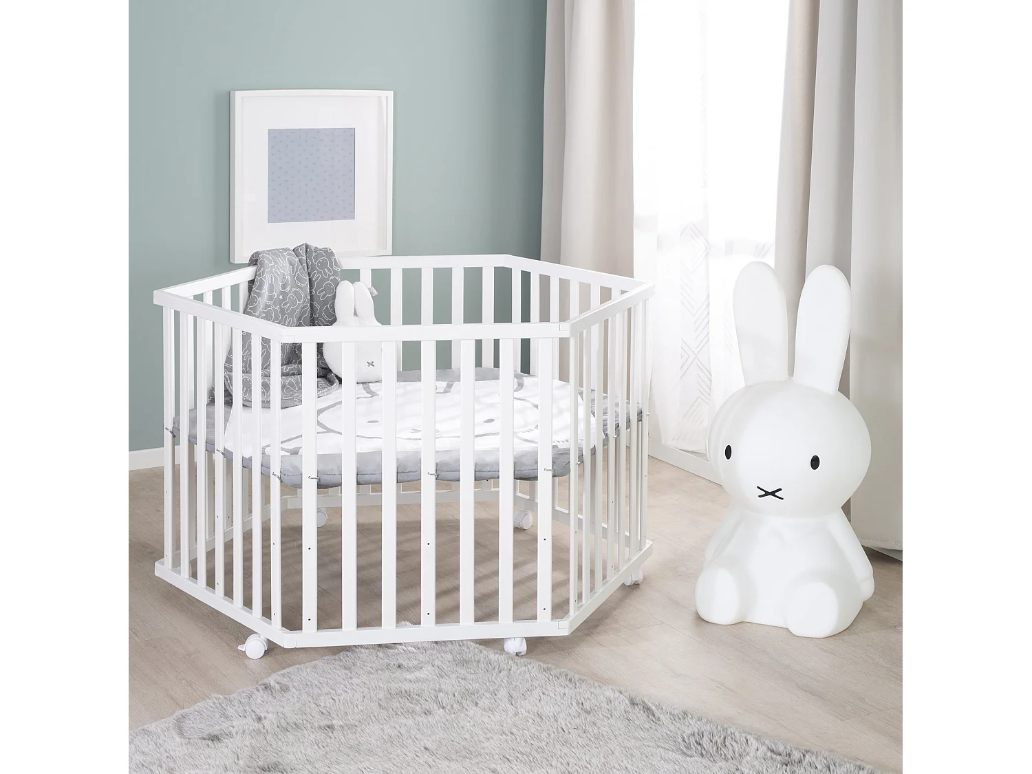 Parque de juegos de madera Miffy blanco de 6 lados con inserción textil - Altura ajustable y ruedas con freno