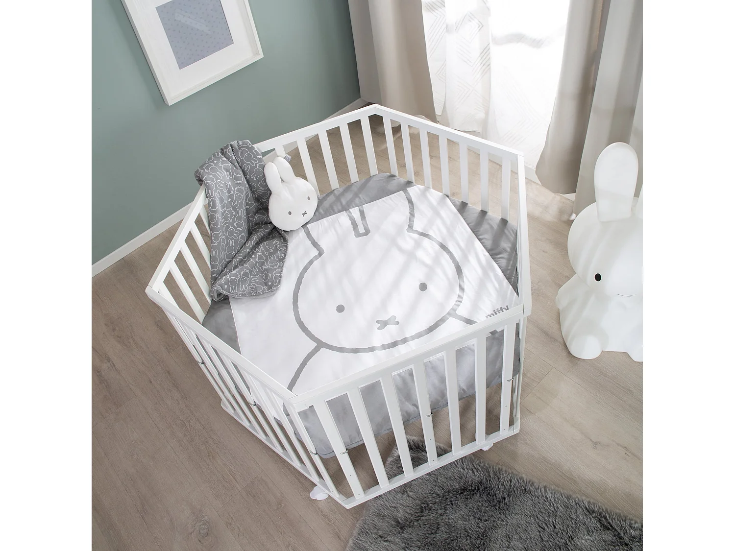 Parque de juegos de madera Miffy blanco de 6 lados con inserción textil - Altura ajustable y ruedas con freno