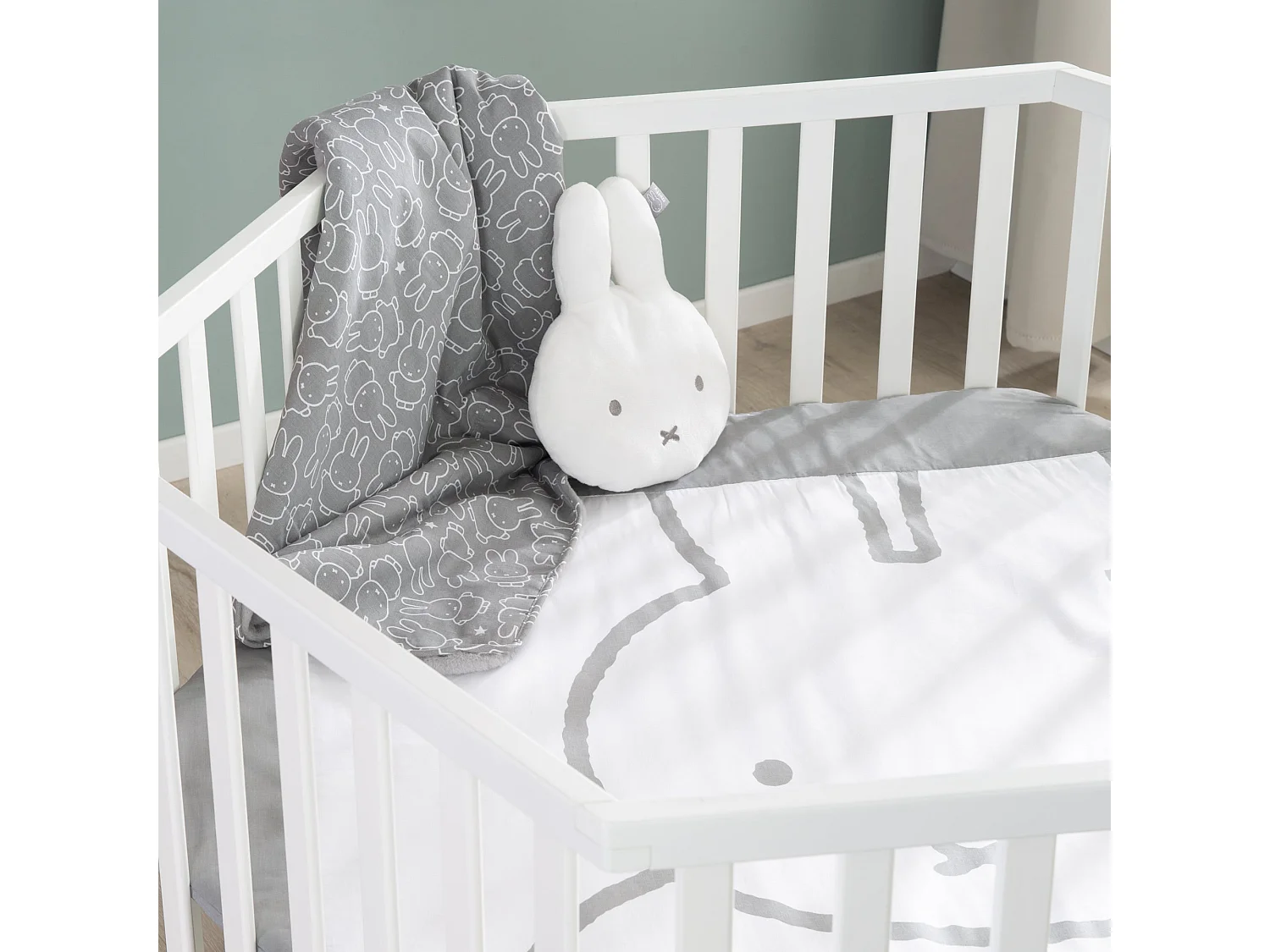 Parque de juegos de madera Miffy blanco de 6 lados con inserción textil - Altura ajustable y ruedas con freno