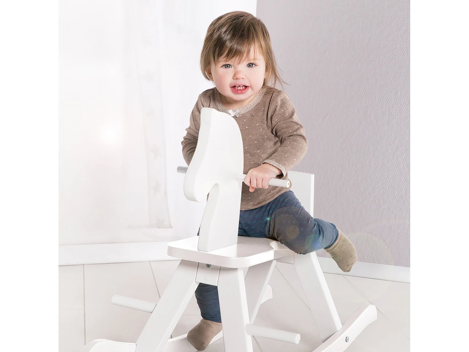 Caballo Mecedora Blanco con Características de Seguridad y Anillo de Protección Ajustable para Niños Pequeños