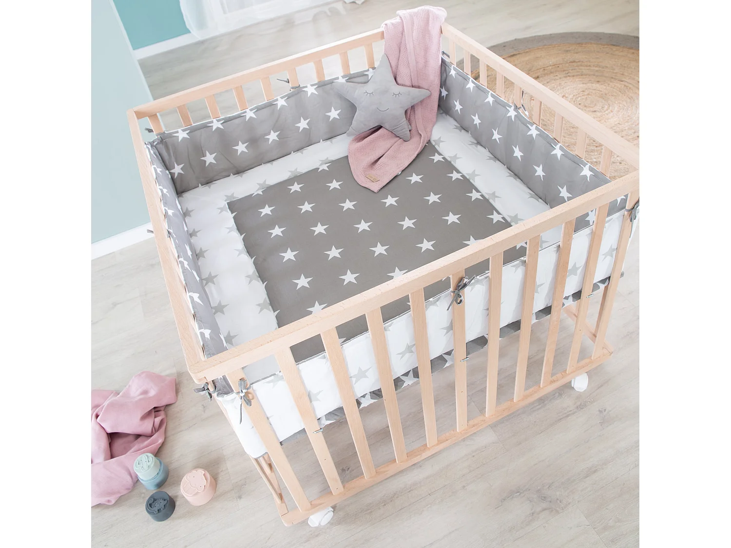 Parque de juegos Roba Little Stars 100x100 cm de madera de haya biológica con diseño textil