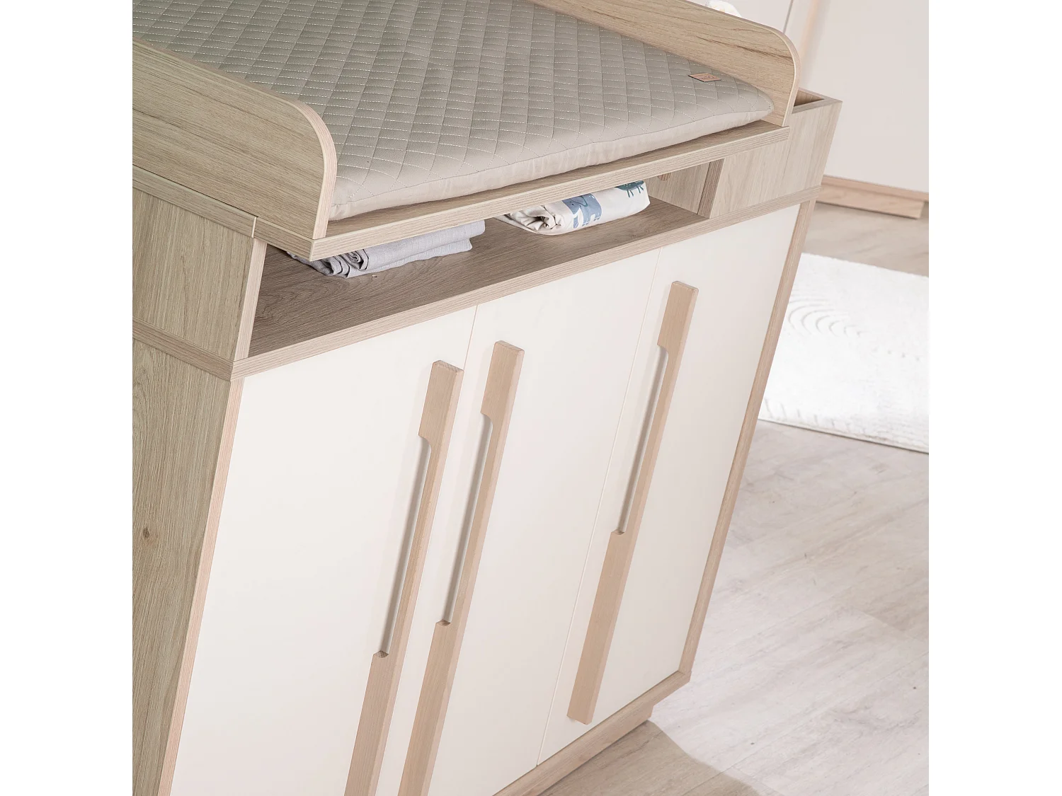 Mesa de cambio de pañales para bebé Roba Elva Beige con puertas de cierre suave y estantes abiertos
