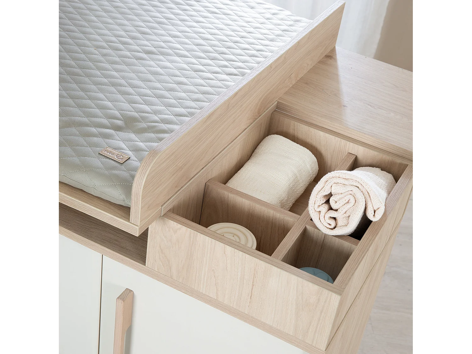 Mesa de cambio de pañales para bebé Roba Elva Beige con puertas de cierre suave y estantes abiertos