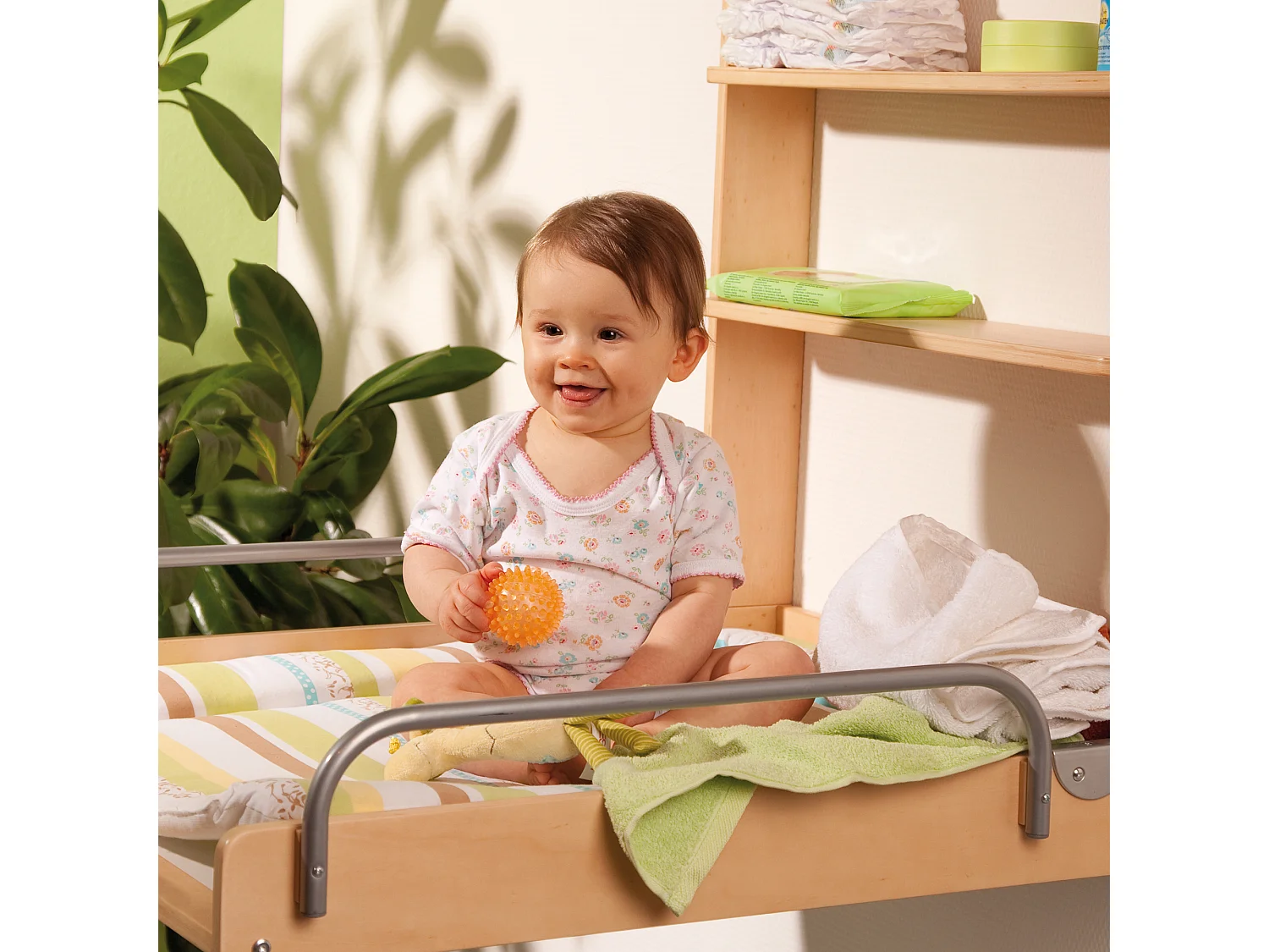 Table à langer murale rabattable ROBA Dschungelbaby avec matelas 59 x 72 cm