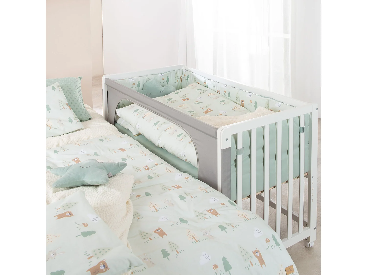 roba Room Bed Woodland Buddies - Lit Bébé Polyvalent en Bois avec Hauteur Ajustable et Design Mignon