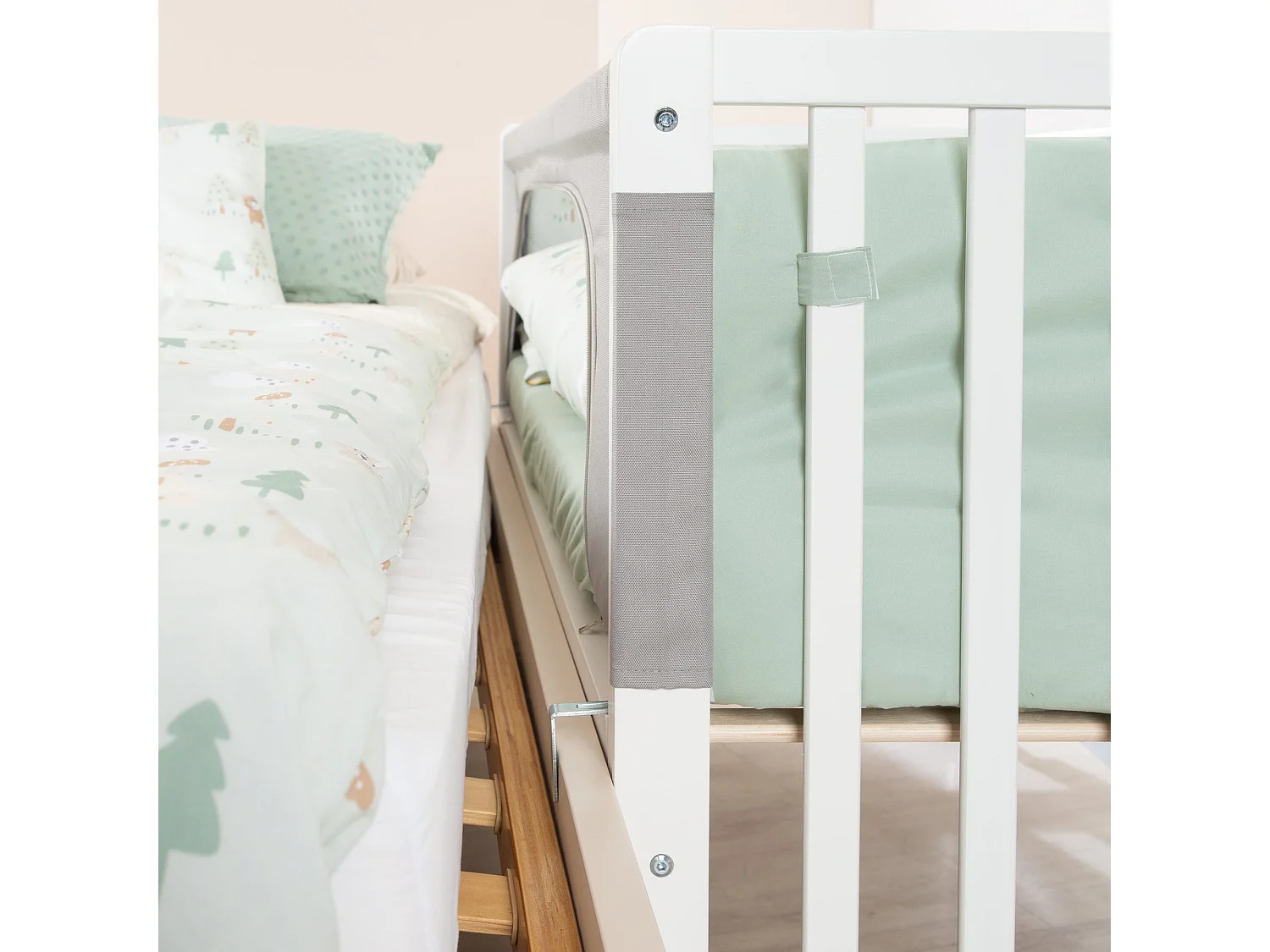 roba Room Bed Woodland Buddies - Lit Bébé Polyvalent en Bois avec Hauteur Ajustable et Design Mignon