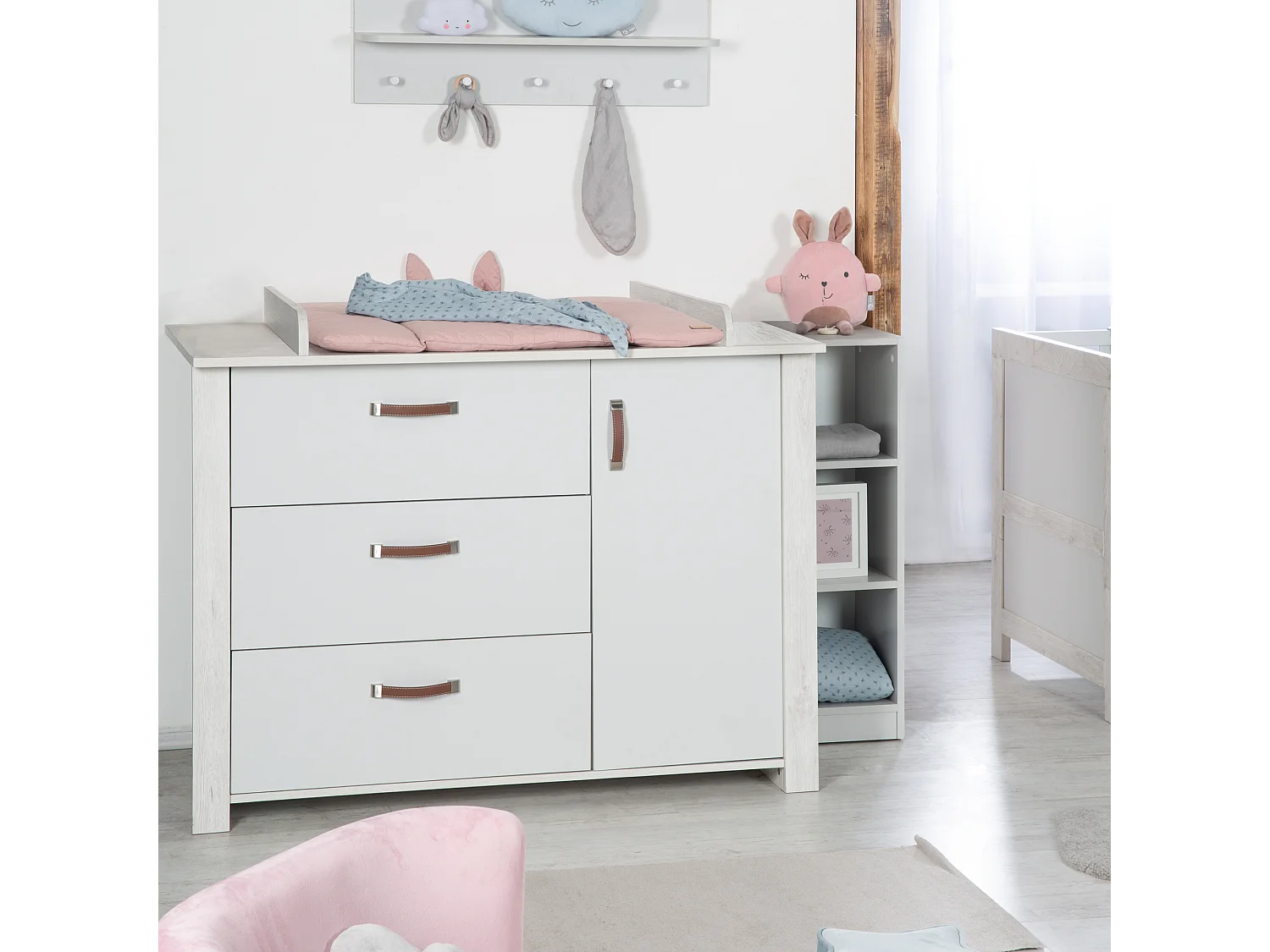 Ensemble de chambre de bébé Roba Mila 3 pièces en blanc et décor Goldeiche avec design moderne et poignées aspect cuir