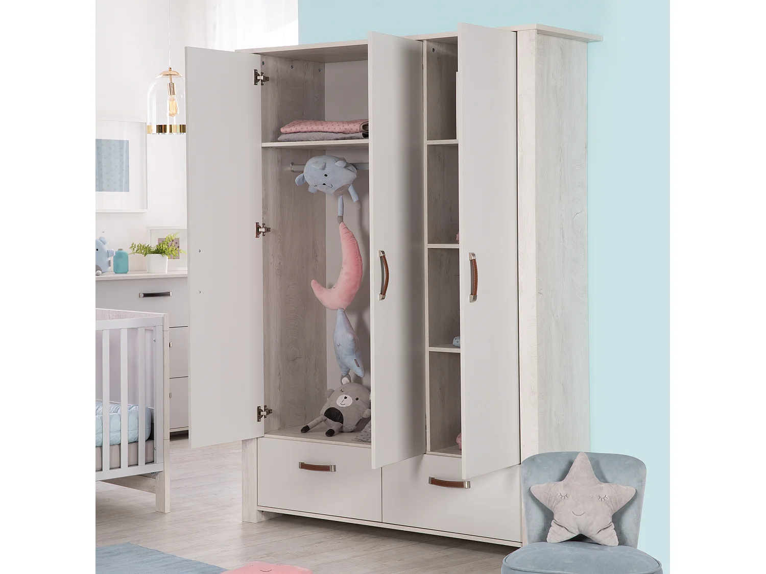 Ensemble de chambre de bébé Roba Mila 3 pièces en blanc et décor Goldeiche avec design moderne et poignées aspect cuir