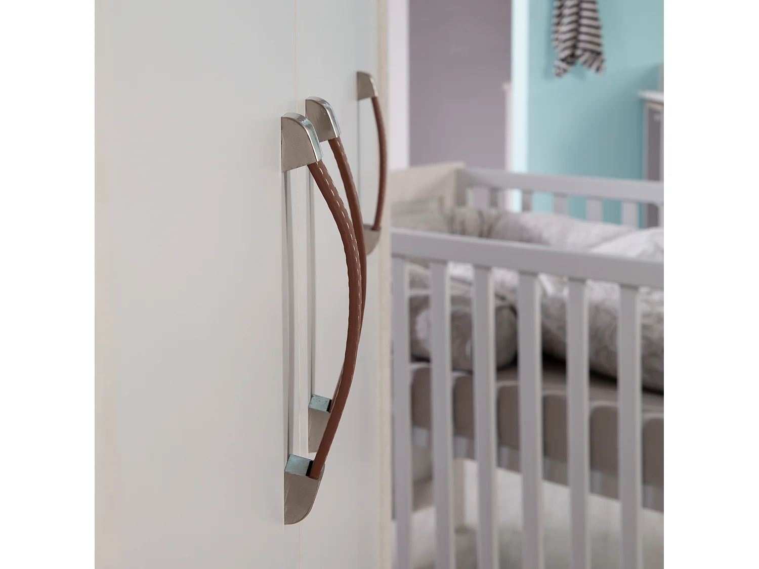 Ensemble de chambre de bébé Roba Mila 3 pièces en blanc et décor Goldeiche avec design moderne et poignées aspect cuir
