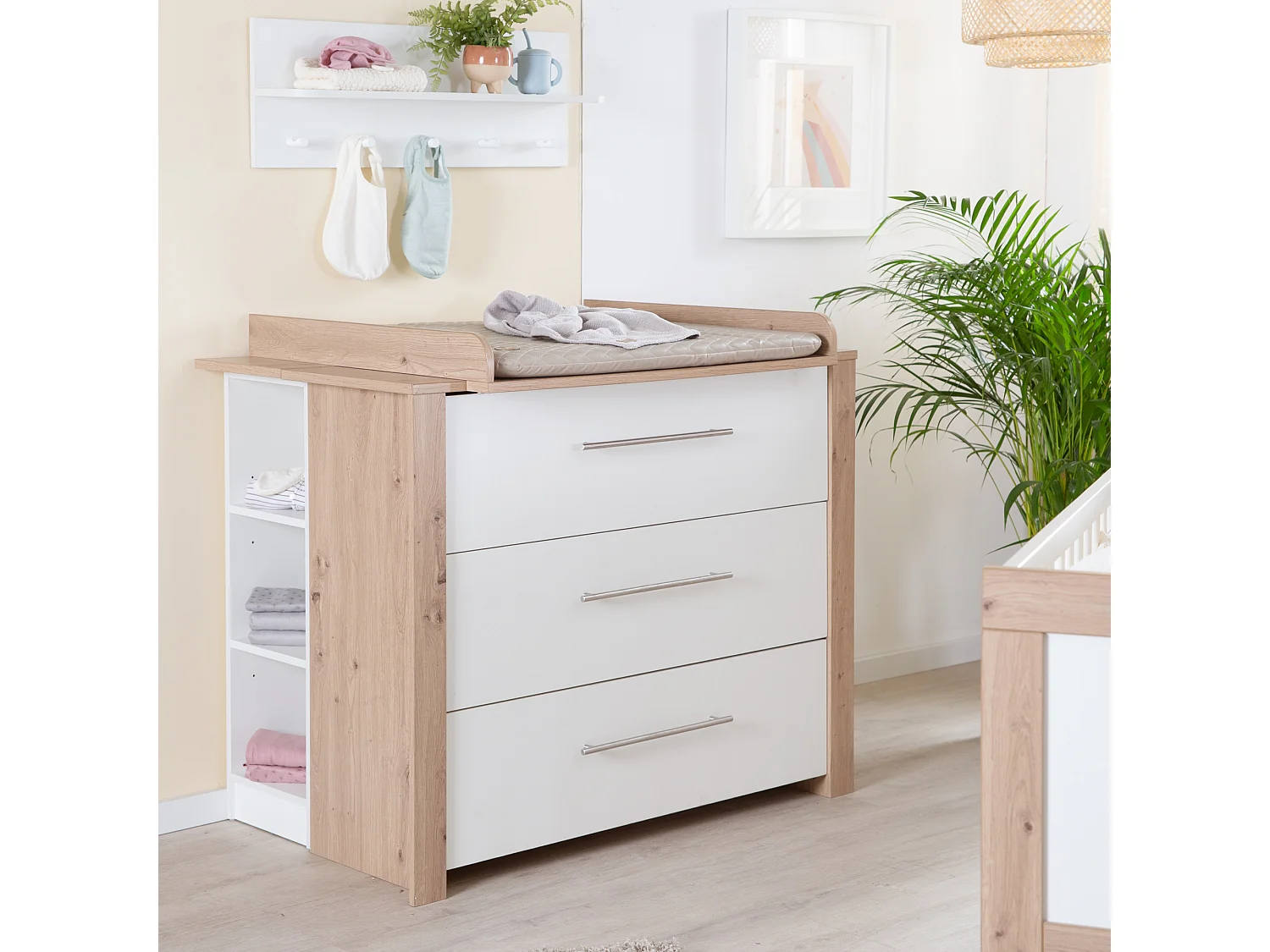 Ensemble de chambre de bébé 'Ira' 3 pièces avec décoration blanche et en bois 'Wildeiche' - Design moderne