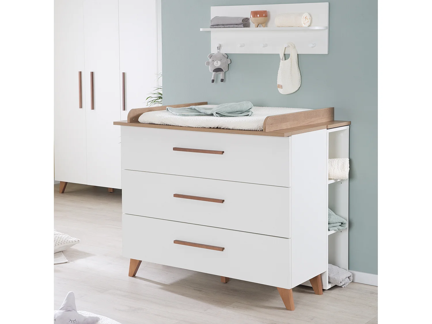 Ensemble de chambre de bébé moderne 'Lennie' 3 pièces en blanc et design chêne côtier