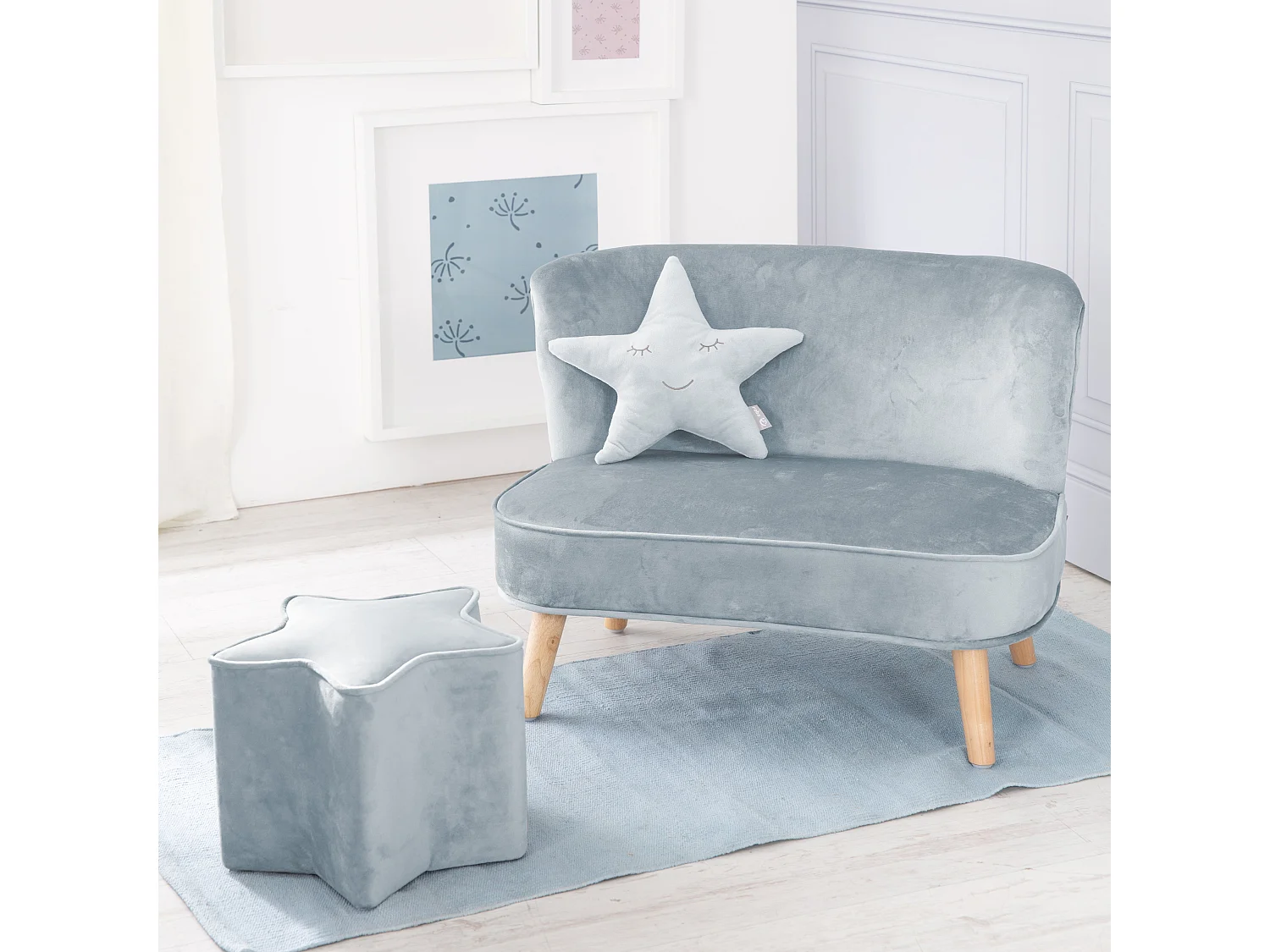 Ensemble Canapé Roba Lil avec Canapé Enfant, Tabouret et Coussin en Bleu Ciel - Look Rétro, Tissu Velours