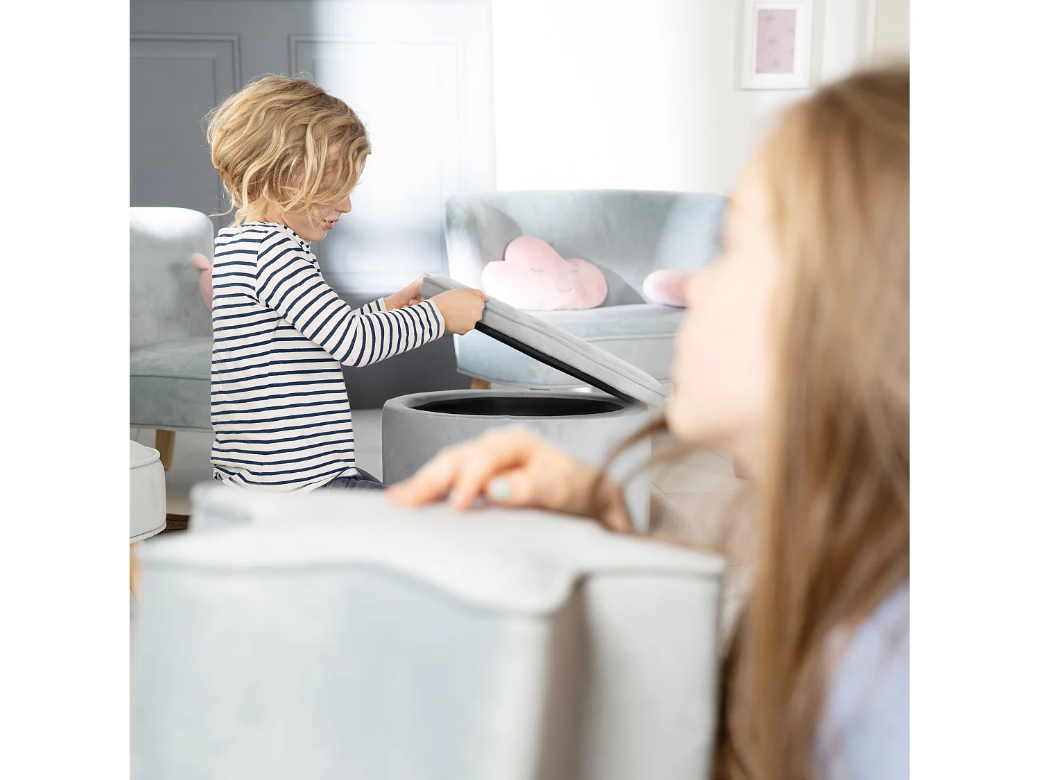 Ovaal Grijze Kinder Opbergkruk met Fluweel Hoes | Lil Sofa Collectie