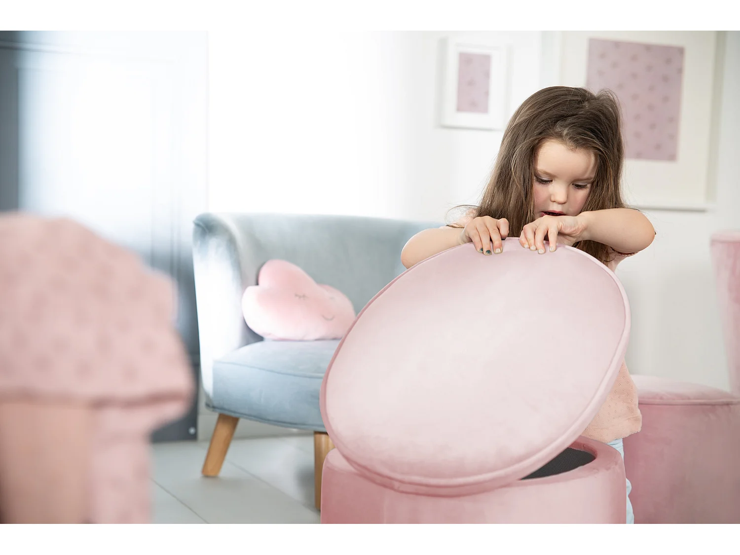 Banqueta Infantil Oval com Armazenamento - Estofamento de Veludo - Cor Malva - Coleção Lil Sofa