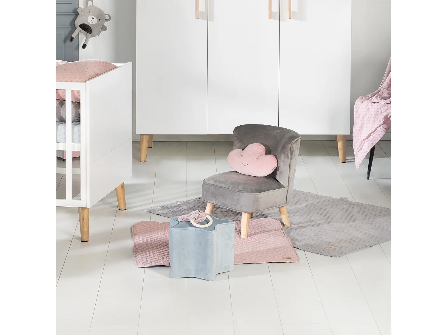 Sillón infantil Roba con patas de madera en terciopelo gris | Colección Lil Sofa