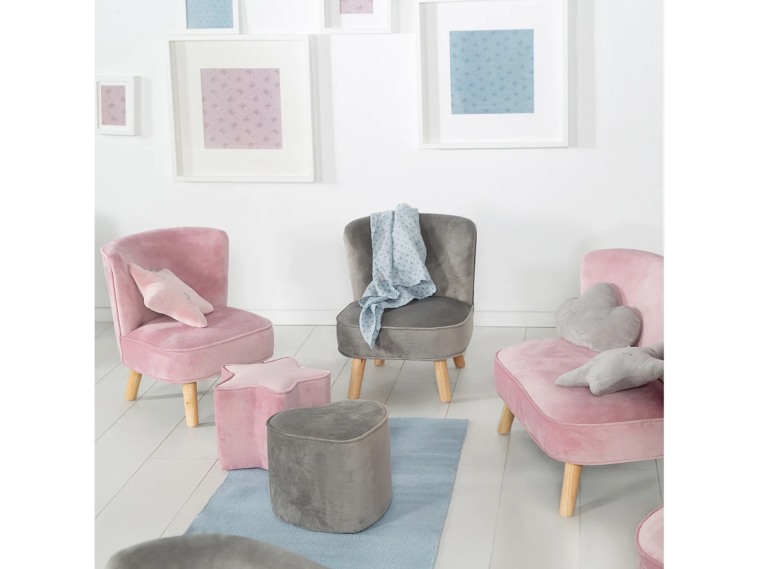 Sillón infantil Roba con patas de madera en terciopelo gris | Colección Lil Sofa