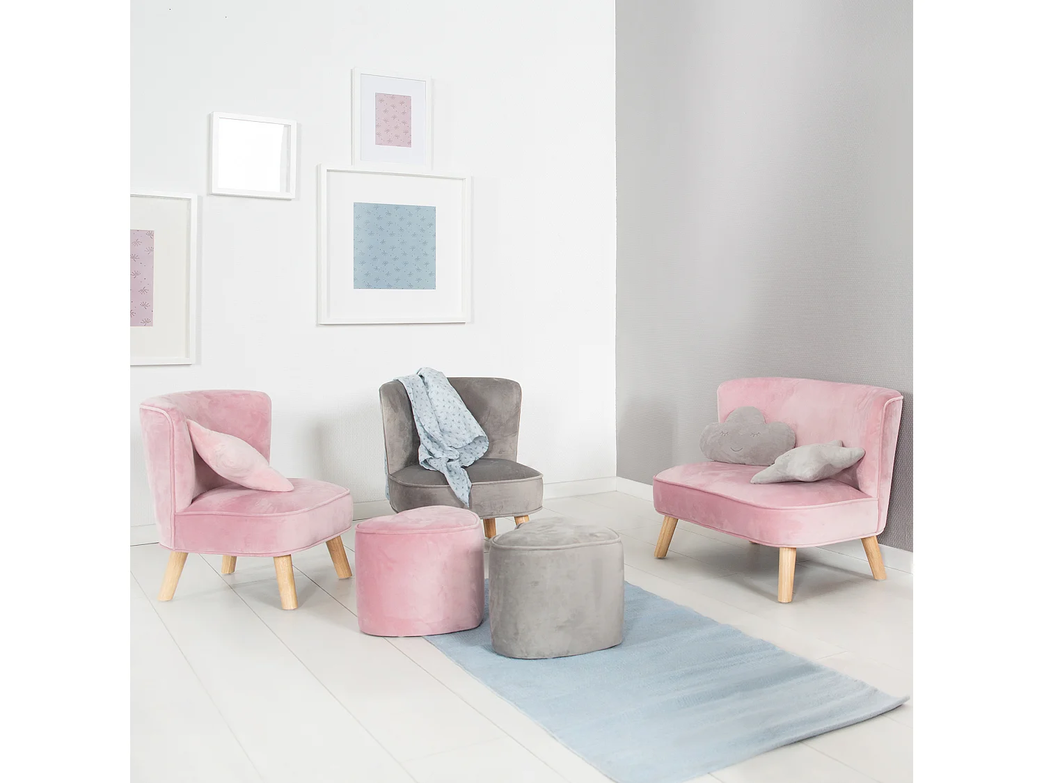Sillón infantil Roba con patas de madera en terciopelo gris | Colección Lil Sofa
