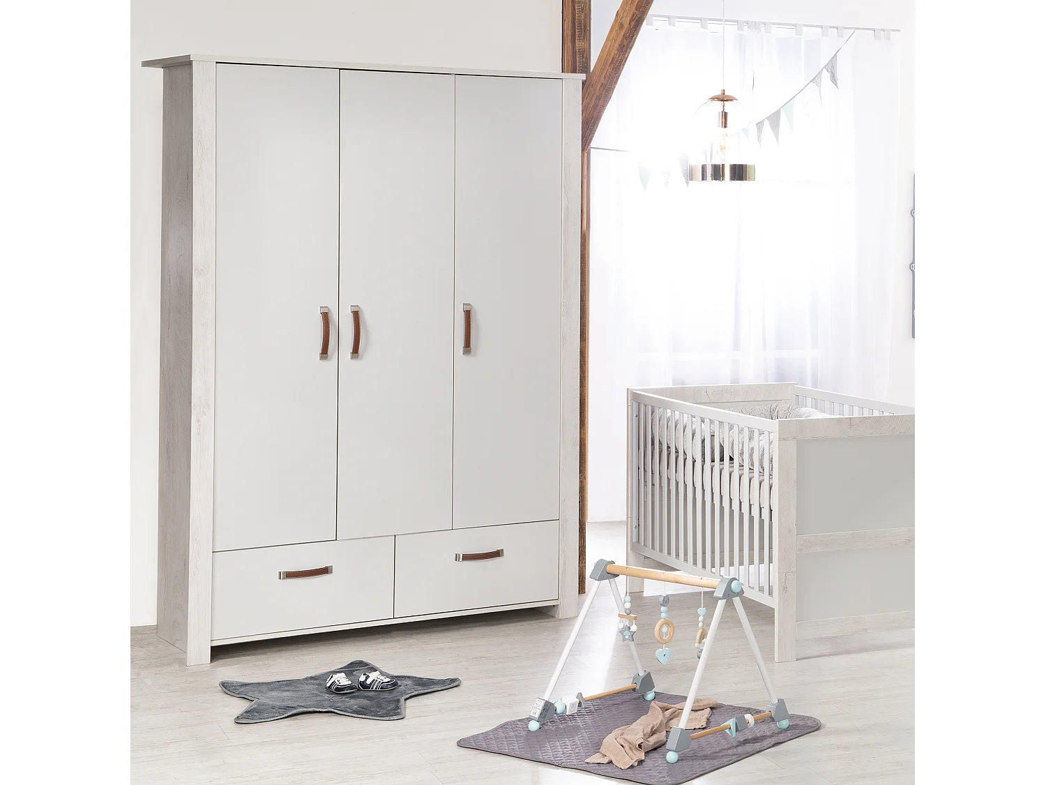 Armoire pour enfants à 3 portes Roba Mila avec technologie de fermeture en douceur et design moderne