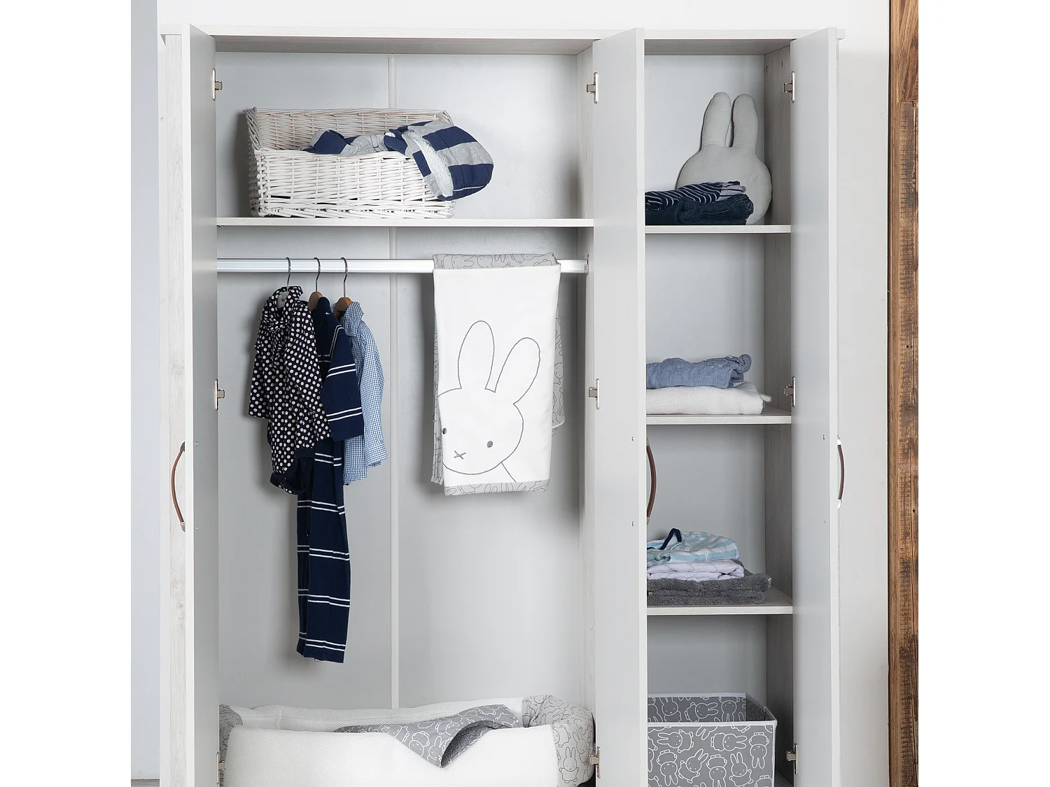 Armoire pour enfants à 3 portes Roba Mila avec technologie de fermeture en douceur et design moderne