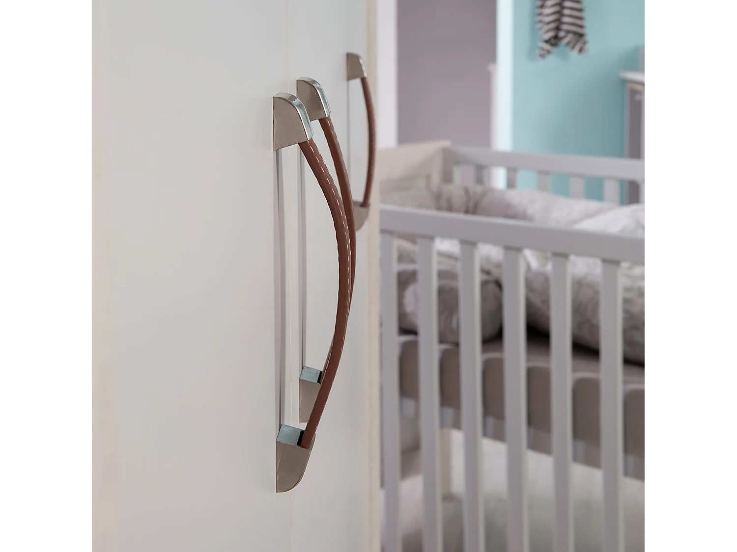 Armoire pour enfants à 3 portes Roba Mila avec technologie de fermeture en douceur et design moderne