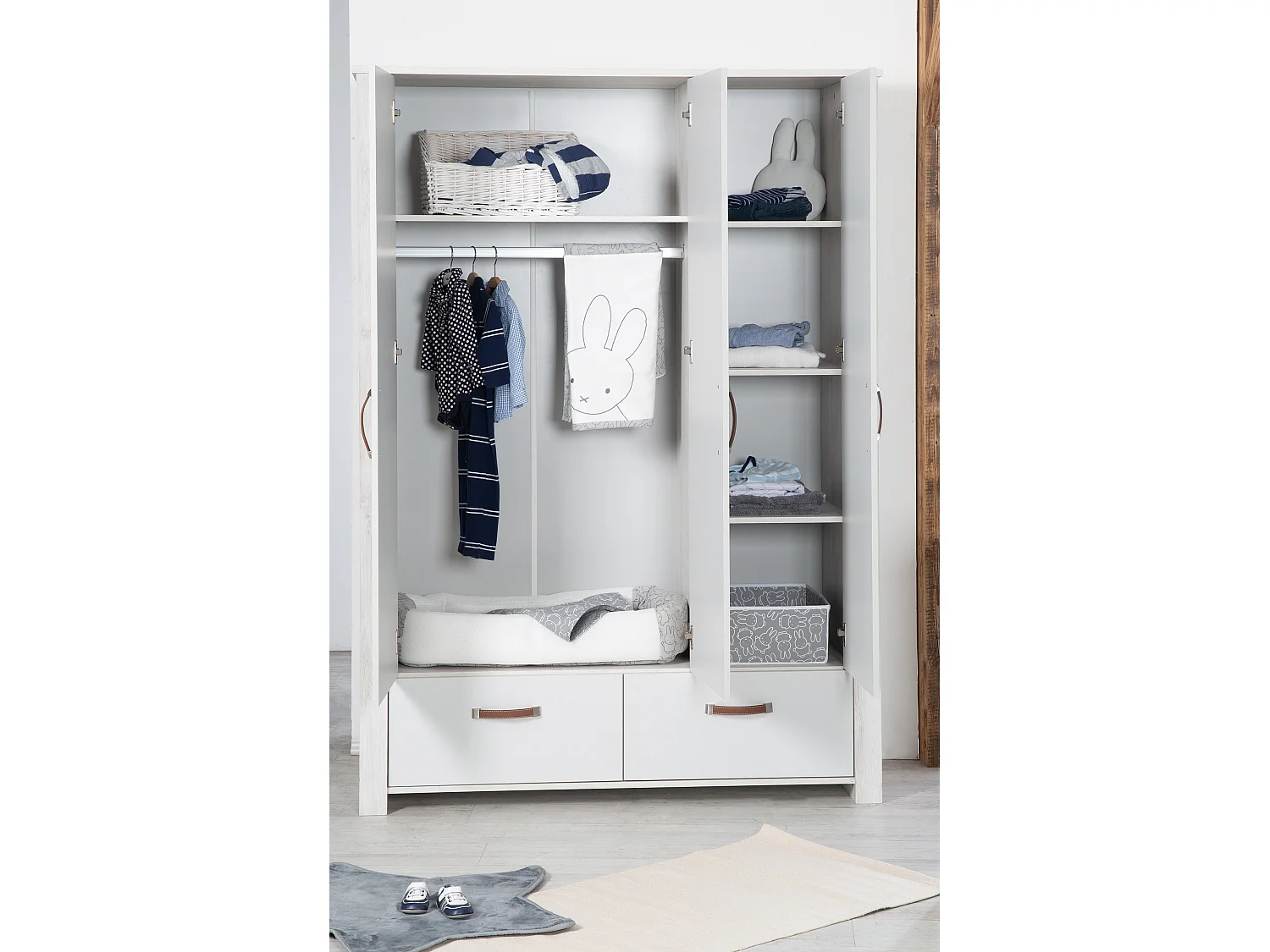 Armoire pour enfants à 3 portes Roba Mila avec technologie de fermeture en douceur et design moderne