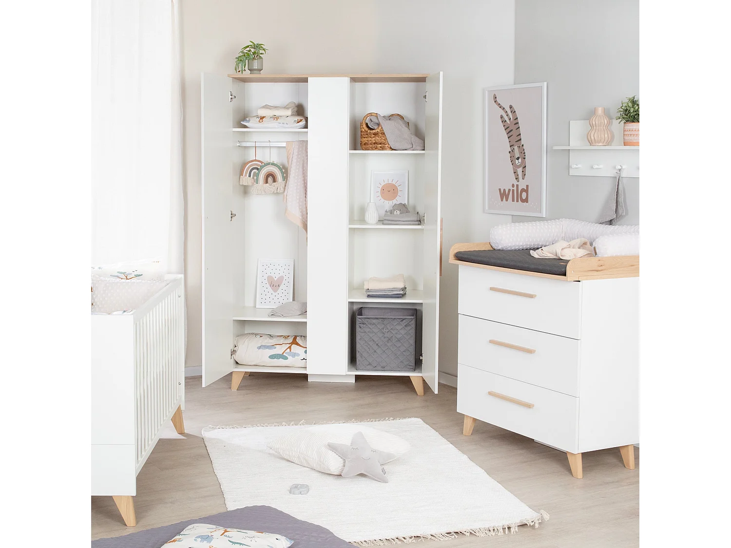 Armadio Moderno Bianco per Bambini e Neonati Leon con Porte Soft-Close e Ampio Spazio di Stoccaggio