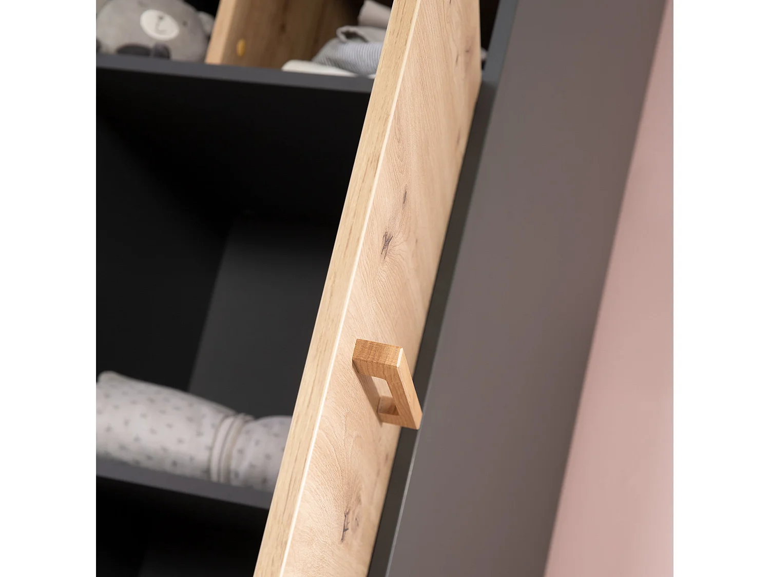 Armoire bébé et enfant à 3 portes Roba Lenn en anthracite avec portes en chêne Artisan