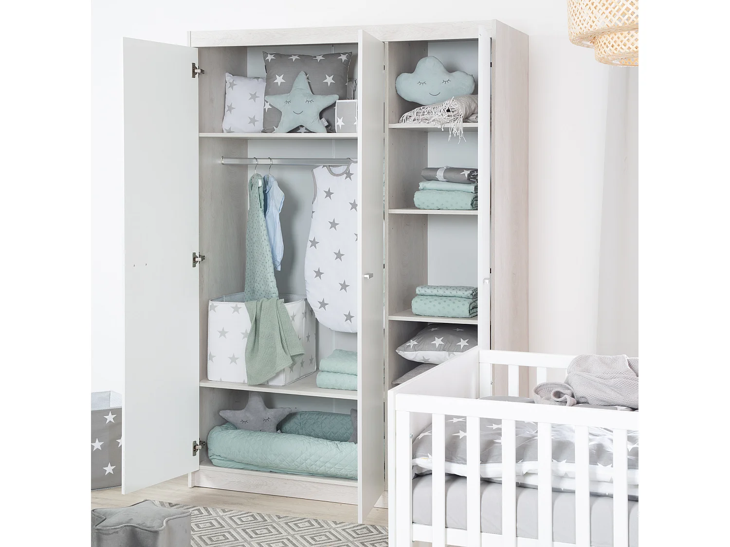 Armario Roba Julia de 3 puertas con diseño amigable para bebés y niños
