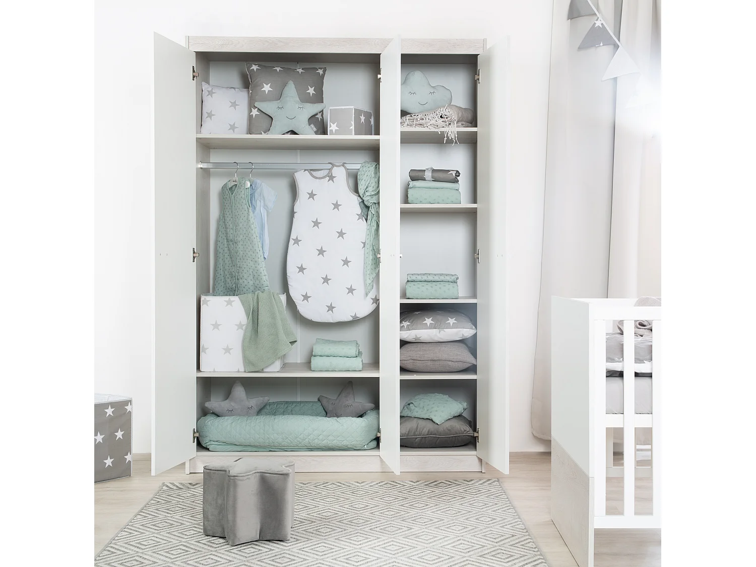 Armario Roba Julia de 3 puertas con diseño amigable para bebés y niños