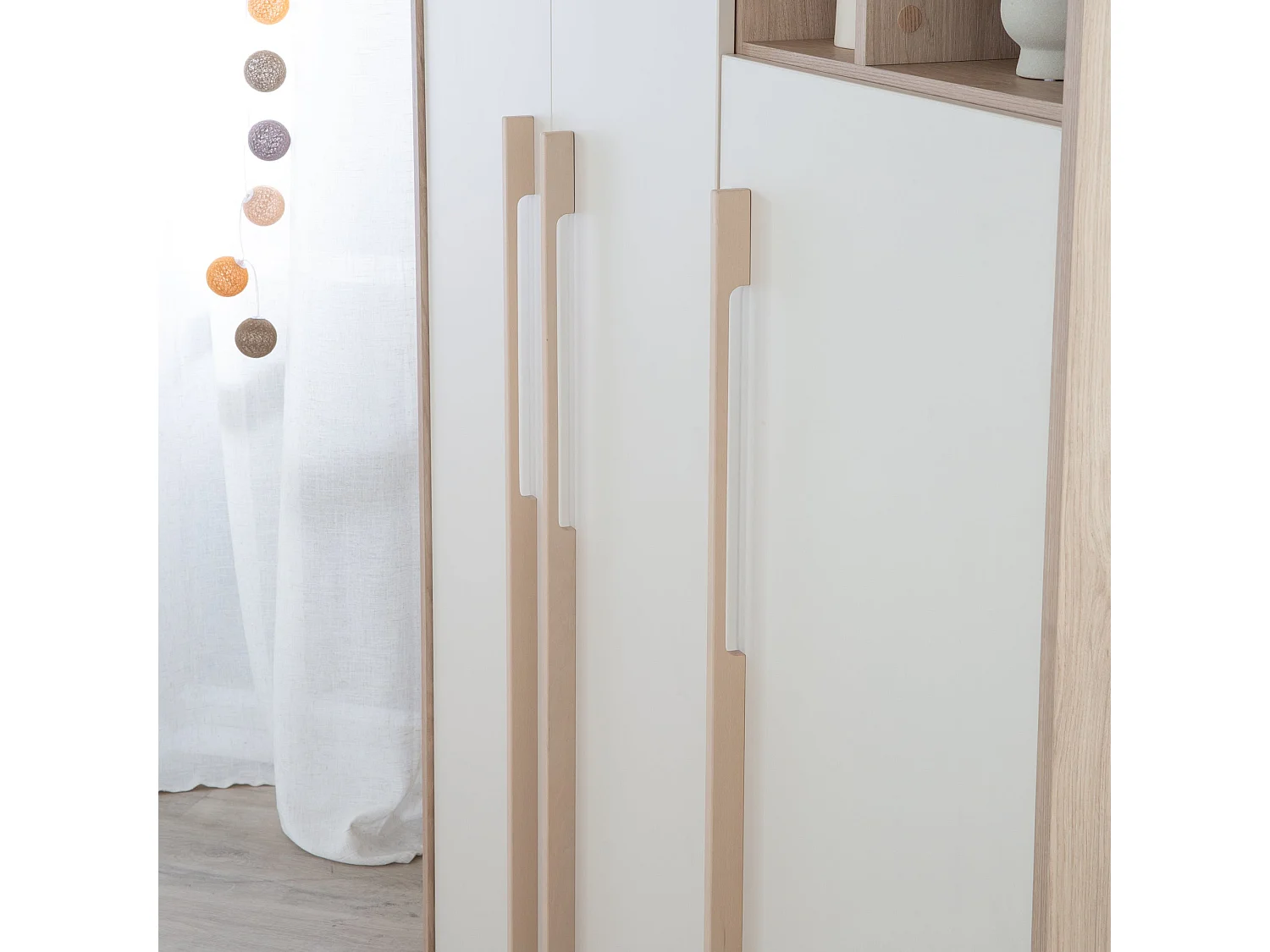 Armario moderno de 3 puertas para bebé y niños Elva en Cashmere y madera de castaño Virginia