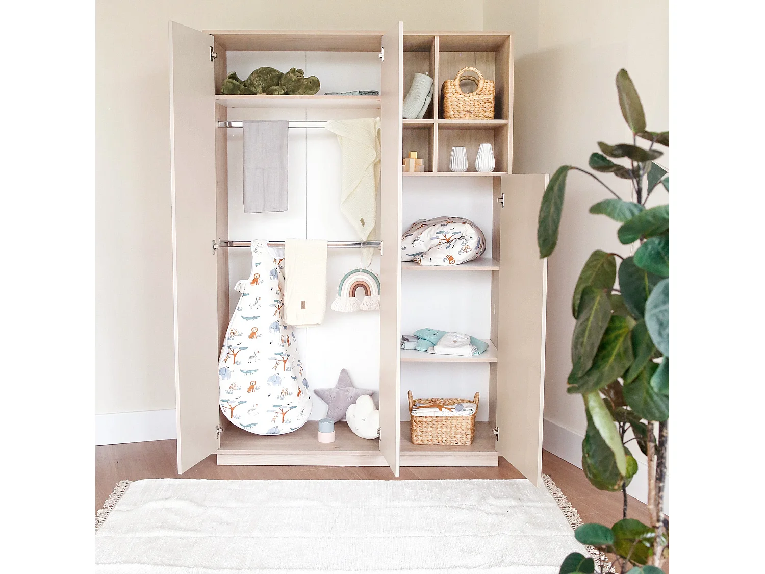 Armario moderno de 3 puertas para bebé y niños Elva en Cashmere y madera de castaño Virginia
