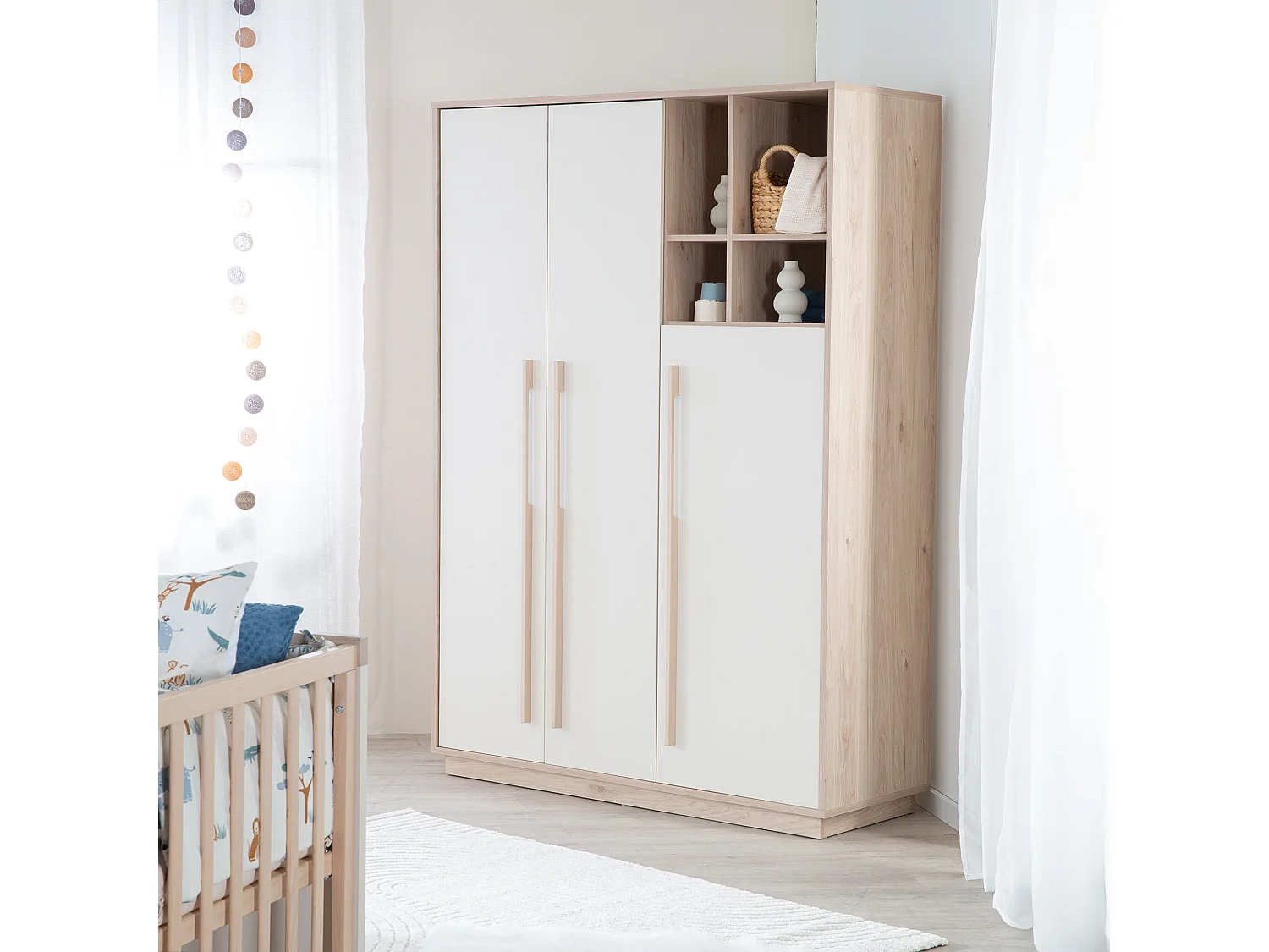 Armario moderno de 3 puertas para bebé y niños Elva en Cashmere y madera de castaño Virginia