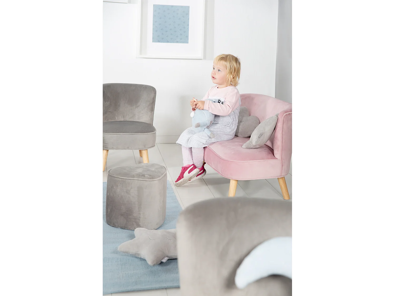 Canapé pour enfants avec pieds en bois au look rétro, revêtement en velours, 2 places, 3 options de couleur
