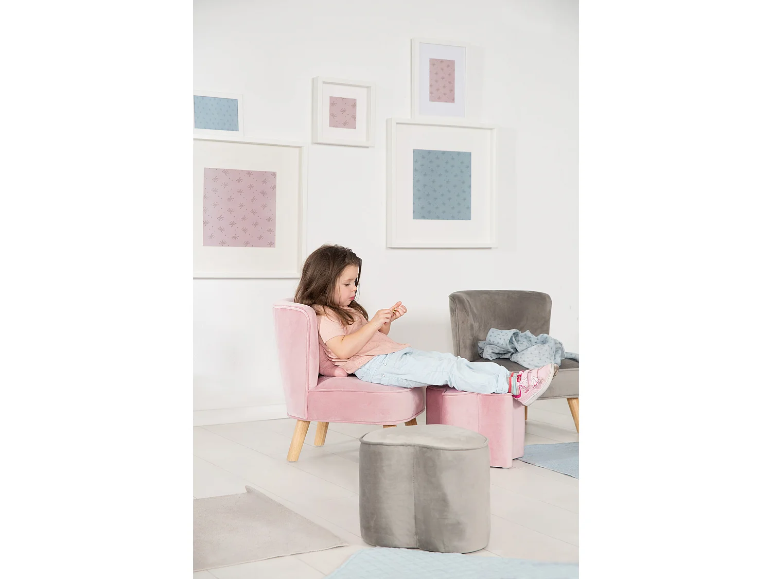 Canapé pour enfants avec pieds en bois au look rétro, revêtement en velours, 2 places, 3 options de couleur