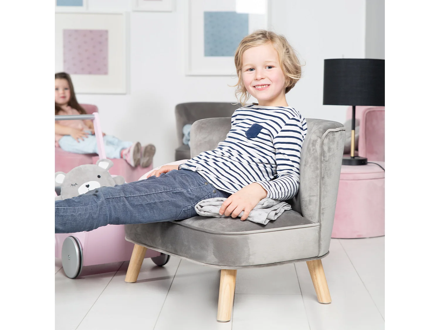 Kindersofa mit Holzfüßen