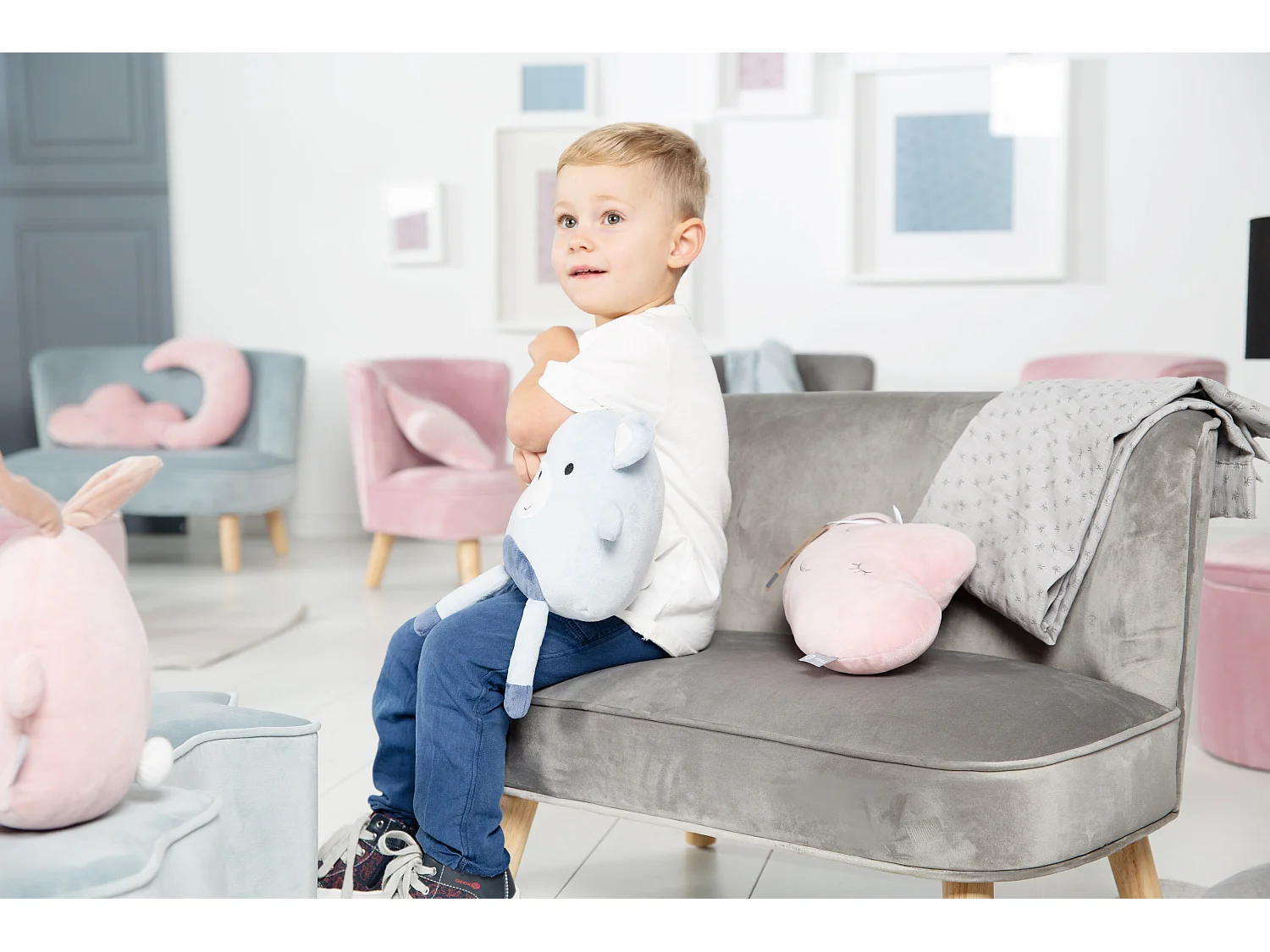 Kindersofa mit Holzfüßen